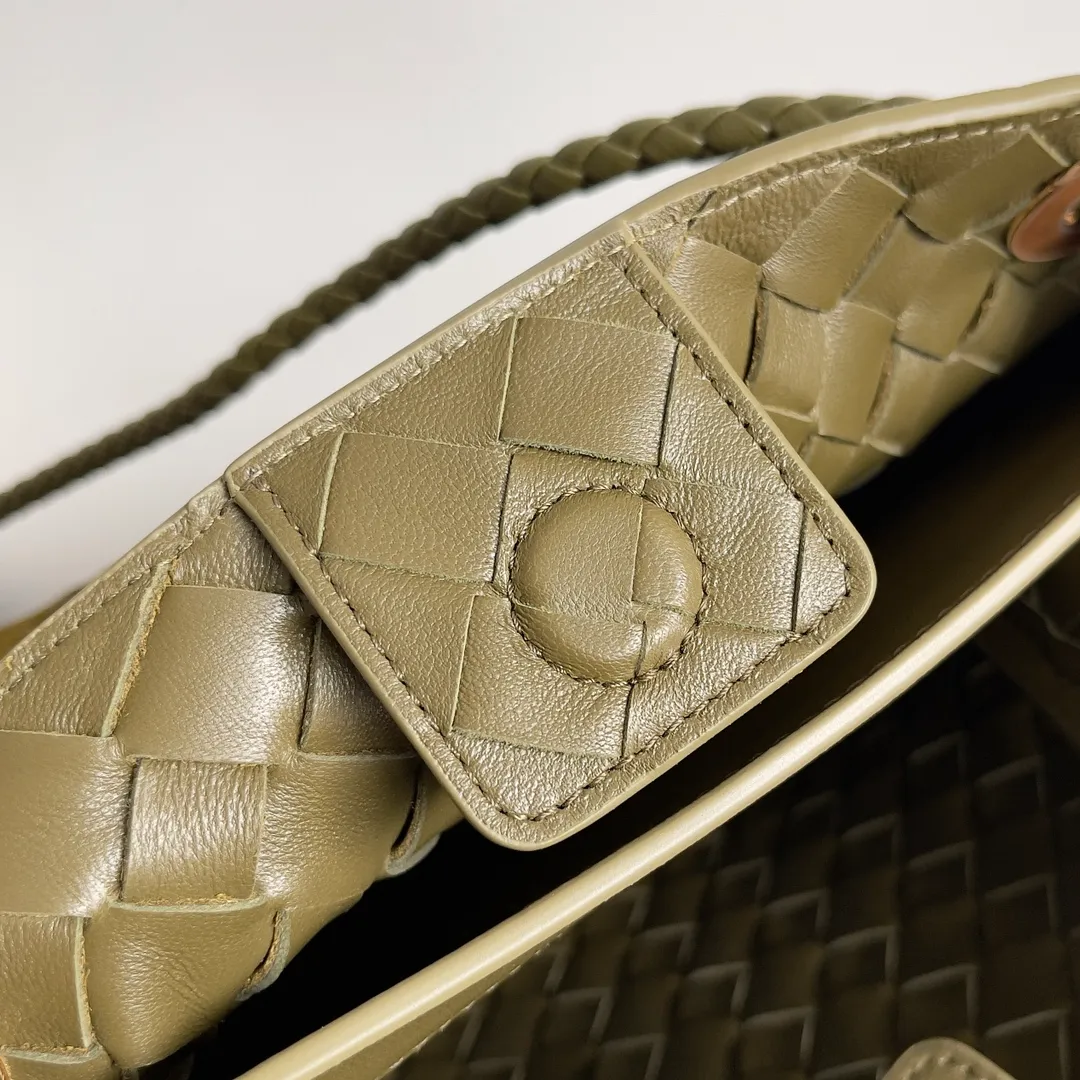 The 2023 new Andiamo batch of 1960 BV has been shipped‼ ️Really popular🔥The new Andiamo woven handbag launched by Bottega Veneta this season is really popular all over the world! ! Celebrities at home and abroad have worn it, and Oscar-winning actress Michelle Yeoh has taken it out on the street. Song Jia, Trai Yara, Yu Feihong, Sanji Ayaka, Rosie Hunting-Whiteley, Yoshioka Riho, etc. have all picked up this bag. It is classic and versatile, showing off its temperament, and the bag capacity is also large, which is very convenient for daily commuting! ! A variety of carrying methods, the shoulder straps can be adjusted by yourself, the original lambskin feels soft and delicate, and the neutral style is made to break gender boundaries and bring a more practical and longer-lasting use experience. Andiamo, which has both elegant and casual styles, perfectly interprets the true appearance of "fashionable old money style". Style number: 743568 (suede) Size: 25*22*10.5cm